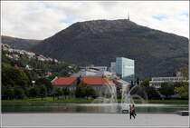 Bergen. Blick vom Byparken ber den Lille Lungevardsgann zum Bahnhof und den daneben stehenden modernen Gebuden. Im Hintergrund erhebt sich der 643 m hohe Berg Ulriken. 26.09.2012