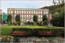 Bergen. Das Geb�ude von Rikstelegraf und Rikstelefon am Byparken. Davor ein Denkmal f�r Edvard Grieg. 26.09.2012 