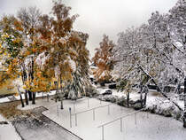 Erster Schneefall in Zeitz Winter 2012/13.

In der Nacht vom 26.10. zum 27.10.12 gab es den ersten Schneefall in Zeitz.
Es ist auch noch zusehen, da der Herbst noch nicht vorbei ist.
(2710.2012)