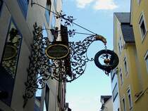 Ein schmiedeeisernes Kunstwerk macht auf das Hotel zum grnen Kranz in Zell(Mosel) aufmerksam; 120828