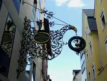 Ein schmiedeeisernes Kunstwerk macht auf das Hotel zum gr�nen Kranz in Zell(Mosel) aufmerksam; 120828