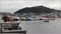 Bergen. Blick von Nordnes �ber den Puddefjorden zum Stadtteil Damsgard. 26.09.2012