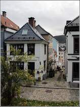 Bergen. Schmale Gassen fhren vom Hgelrcken in Nordnes hinunter zum Puddefjorden. 26.09.2012