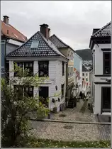 Bergen. Schmale Gassen f�hren vom H�gelr�cken in Nordnes hinunter zum Puddefjorden. 26.09.2012