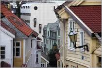 Bergen. Beim Blick die Cort Piilsmauet hinunter sieht man eine farbige Stadtlandschaft. 26.09.2012