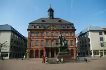 Hanau, Neust�dter Rathaus mit Denkmal der Br�der Grimm, erbaut von 1723 bis 1733 
von Ludwig Hermann (26.04.2009) 
