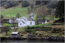Die Kirche in Bakka am Naeroyfjord. Der Naeroyfjord gehrt zum UNESCO-Weltnaturerbe. 27.09.2012