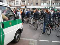 Die Polizei sicherte die Stra�en. Da viele Polizisten gleichzeitig in Heiligendamm eingesetzt waren, gab es sicherlich eine Urlaubssperre. Hier an der Buschkrugallee warten die Radfahrer darauf, endlich auf die Autobahn A113 fahren zu d�rfen. Alle Teile der Fahrradsternfahrt wurden �ber einen von zwei Autobahnabschnitten geleitet. Pech f�r Autofahrer, die von der Sternfahrt nichts mitbekommen hatten. 3.6.2007