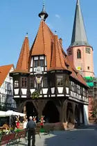 Michelstadt, sp�tgotisches Fachwerk Rathaus von 1484, das Erdgeschoss diente fr�her 
als Markthalle, Odenwaldkreis (10.04.2009)