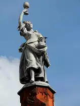 Moselbl�mchen prostet hoch droben am Lorettahaus in Traben-Trarbach; 120827