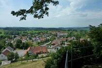 Bodnegg, Blick vom Kirchberg ber den Ort, Aug.2012