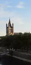 Blick von der Hohenzollernbr�cke in K�ln auf Gro� St. Martin, die gr��te und markanteste romanische Kirche in K�ln am 3.8.2012.