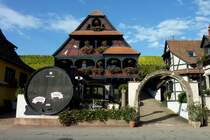 Ittersweiler (Itterswiller), Weinort an der Elser Weinstrae, Blick auf ein Weinlokal, Okt.2012