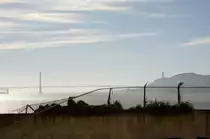Blick voem Gef�ngnishof auf Alcatraz zur Golden Gate Bridge am 22.09.2012