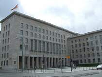 Berliner Architektur 1933-45: Reichsluftfahrtministerium  Dieses riesige Verwaltungsgeb�ude wurde in nur 15 Monaten (Arch. Sagebiel) errichtet, es sollte die „deutsche Macht und Gr�sse“ symbolisieren. Die Fassaden sind sehr sachlich, am Eingang befindet sich ein Vorplatz mit einer Pfeilervorhalle. Dort waren bis 1953 ein Soldatenrelief angebracht, das man durch ein sozialistisches Wandbild von Lingner ersetzte. Der monumentale und sachliche Stil der 1930er Jahre zeigt sich hier in vorbildlicher Weise. Das Geb�ude wurde mit fr�nkischem Muschelkalk verkleidet und hat glatte ornamentfreie Fassaden mit einem flachen Dach. Heute ist darin das Finanzministerium untergebracht.