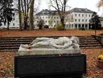 Kriegerdenkmal, zum Gedenken an die Gefallenen w�hrend der beiden Weltkriegen, ist eines von 36 denkmalgesch�tzen Objekten der Bezirkstadt Ried i.I.; 121111