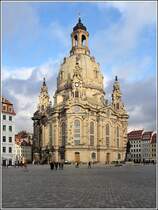Dresden. Nur wenige Touristen umschwrmen am 06.11.2012 die Frauenkirche.
