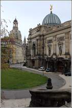 Dresden. Die Kuppeln der Frauenkirche (links) und der Hochschule fr bildende Knste. 07.11.2012