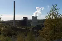 Das Kraftwerk Weiher im Gegenlicht. Neben dem ehemaligen Bergwerk G�ttelborn entstand das Kraftwerk Weiher zwischen G�ttelborn und Quierschied. W�hrend des aktiven Betriebes der Grube G�ttelborn wurde das Kraftwerk �ber ein F�derband direkt mit Kohle versorgt. Da das Kraftwerk an keinem Flu� liegt mu� die Kohle per Bahn angeliefert werden.
Der Betreiber ist der gleiche, nur der Name �ndert sich alle paar Jahre. Die letzten Namens�nderungen: Steag Saar Energie, Evonik und jetzt Steag Power Saar.
18.10.2012 Blick von der Bergehalde G�ttelborn 
