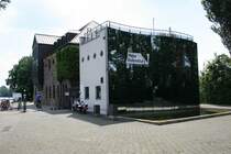 Haus Ruhrnatur, Mlheim an der Ruhr, denkmalgeschtztes ehemaliges Schlerbootshaus, heute ein Naturkundemuseum (Betreiber RWE). Aufgenommen am 28.05.2012