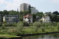 Blick auf den Kassenberg, eines der wohl sch�nsten (und teuersten) Wohngebiete in M�lheim an der Ruhr mit Blick auf den Fluss. Aufgenommen von der Schleuseninsel aus am 28.05.2012
