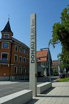 Tuttlingen, die Donau-Stele, steht hier genau 35,85Km von der Quelle entfernt, 2743,6Km sind es noch bis zur Mndung im Schwarzen Meer, Aug.2012