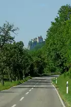 Blick zur Burg Werenwag hoch �ber dem Donautal, geht zur�ck auf die Zeit um 1100, heute im Privatbesitz, Aug.2012