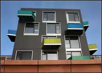 . Bunte Balkone - Wohn- und Gesch�ftsgeb�ude Port6 in Bremen am Europahafen. Die dunkle Fassade erh�lt ihren Charakter durch die versetzt angeordneten Fenster. 17.11.2012 (Matthias)