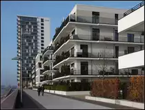 . Direkt an der Weser - Die zwei Wohngeb�¤ude in der Mitte wurden von den Berliner Architekten Leon, Wohlhage, Wernik geplant und 2010 fertiggestellt. Bremen, Überseestadt, 17.11.2012 (Matthias)