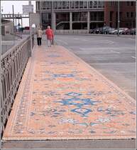Perserteppich auf der Wilhelminen-Brcke in der Speicherstadt. Das knnte man auf den ersten Blick meinen, es sind jedoch nur kunstfertig verlegte kleine Steinchen, die diesen Eindruck hervorrufen. Aufnahmedatum: 10.10.2005