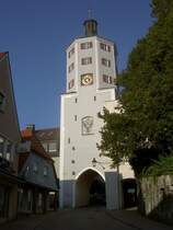 Gnzburg, sptgotisches Unteres Tor, erbaut 1436, Marktplatz 43 (26.09.2011)