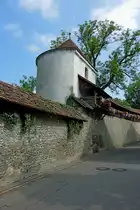 Isny, der Speicherturm aus dem 16.Jahrhundert, dahinter der begebare Wehrgang der Stadtmauer, Aug.2012