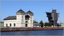 Zwischen Kaiserschleuse (hinter der grnen Spundwand) und Kaiserhafen I (im Vordergrund) steht das alte Kraftwerk. Im alten Kraftwerk wurde frher die Energie zum Betrieb der Schleusentore erzeugt. In starkem architektonischen Kontrast dazu wurde nebenan der neue Steuerstand der Kaiserschleuse errichtet. 12.08.2012