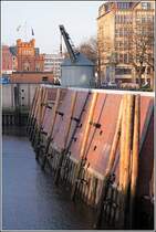 Alter Kran am Rande der Speicherstadt. Aufnahmedatum: 02.12.2005