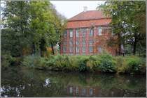 Schloss Schnebeck ist ein Wasserschloss in Bremen-Vegesack und wurde vermutlich im 17. Jahrhundert erbaut. Heute beherbergt es das uerst sehenswerte Heimatmuseum fr Vegesack und Umgebung. Siehe: www.museum-schloss-schoenebeck.de (20.10.2012)

