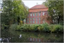 Schloss Sch�nebeck ist ein Wasserschloss in Bremen-Vegesack und wurde vermutlich im 17. Jahrhundert erbaut. Heute beherbergt es das �u�erst sehenswerte Heimatmuseum f�r Vegesack und Umgebung. Siehe: www.museum-schloss-schoenebeck.de (20.10.2012)

