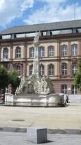 Der Georgsbrunnen in Trier am Kornmarkt am 4.8.2012. Er entstand in der Zeit des Rokoko. Auf dem Obelisk ist der Hl. Georg als Drachentter zu sehen.
