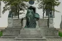 Biberach, Denkmal f�r die Maler Braith und Mali vor dem Stadtmuseum, Aug.2012
