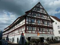 Biberach, die  Untere Schranne  von 1578-93, eines der bedeutendsten Kaufhausbauten des 16.Jahrhunderts in Sddeutschland, heute Wohn-und Geschftshaus, Aug.2012