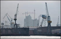 ...im Hintergrund die Elbphilharmonie - Die Baustelle der Hamburger Elbphilharmonie wird durch zwei Hafenkrne gerahmt. 11.04.2012 (Jonas)