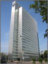 Dies ist das Thyssen-Haus in D�sseldorf, im Volksmund auch Dreischeibenhaus genannt. In dem Geb�ude der Archtikten Hentrich und Petschnigg, das 1960 fertiggestellt wurde, ist derzeit noch ein Teil der Firmenzentrale der ThyssenKrupp AG untergebracht. Die Bezeichnung Dreischeibenhaus verdankt das Hochhaus der Gliederung in drei gegeneinander versetzte schmale Scheiben. Die Aufnahme stammt vom 13.09.2006 und wurde vom Gustaf-Gr�ndgens-Platz aus gemacht.