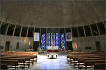 . Runder Kirchenraum - Blick zum Altar, Don-Bosco-Kirche in Augsburg, 26.05.2012 (Matthias)
