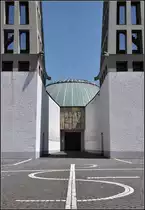 . Zwischen den beiden T�rmen - geht es auf den Haupteingang und die Kuppel zu. 26.05.2012 (Jonas) 