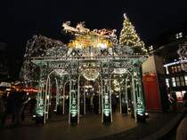 Hamburg am 30.11.2012: Eingang zum Weihnachtsmarkt vor dem Rathaus.