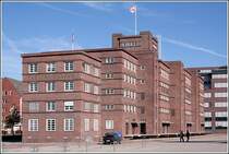 Das markante Backstein-Gebude der Firma Sartori & Berger prgt einen Teil des Ufers der Kieler Frde in der Kieler Innenstadt. Aufnahmedatum: 03.10.2005