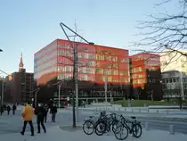 Hamburg Hafencity am 30.11.2012 in der Abendsonne: B�rohaus am Sandtorkai vom Sandtorpark aus gesehen.
