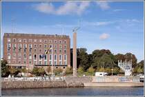 Das Kieler Schloss wurde 1944 weitgehend zerst�rt. Nach einem Architektenwettbewerb entschied man sich 1957 f�r einen in weiten Teilen Neu(auf)bau, wie hier zu sehen. Nur ein weniger stark zerst�rter Fl�gel des alten Schlosses wurde rekonstruiert. Aufnahemdatum: 03.10.2005