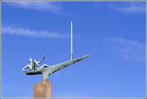 Diese Skulptur eines jungen Seglers steht vor dem Neubau des Kieler Schlosses. Aufnahmedatum: 03.10.2005