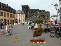 TRIER   der schwebende Bettler auf der Simeonstra�e , im Hintergrund Porta-Nigra; 120824