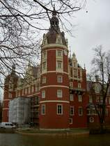 Bad Muskau, Neues Schloss des Frsten Pckler, erbaut von 1646 bis 1653 als barocke 
Dreiflgelanlage (02.04.2012)